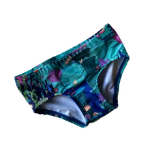 Load image into Gallery viewer, Size 4 swimming briefs
